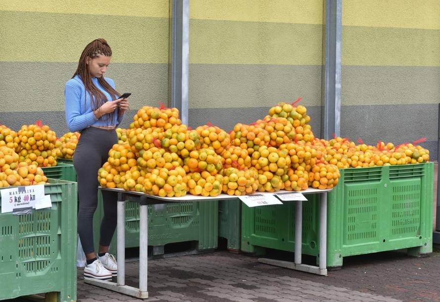 Kristina Mandarina ponovno na štandu, obožavatelji pristižu...