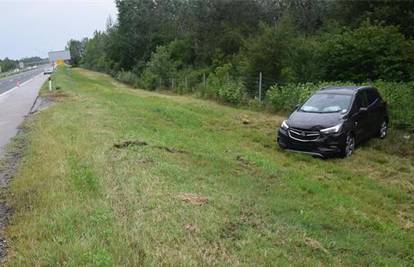 Nesreća na A3: Udario u drugi auto pa sletio na žičanu ogradu. Putnica (75) teško ozlijeđena