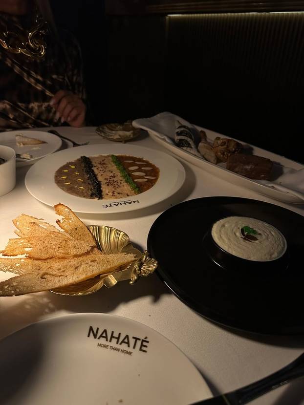 FOTO 'Leopardica' Maja Šuput ni na večeri se ne odvaja od Šiminog nježnog zagrljaja