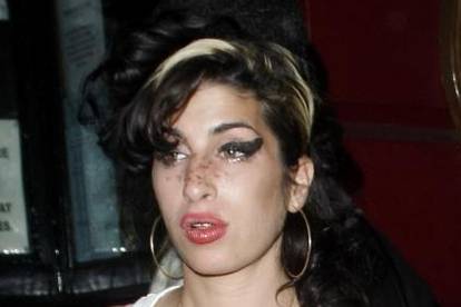 A. Winehouse jako se boji da će ostarjeti skroz sama