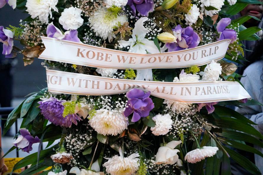Rijeke navijača odaju počast Kobeju ispred njegova Staplesa