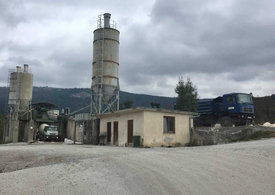 Ušao je u stroj za drobljenje kamena, pa ga zahvatili valjci