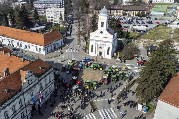 Fotografije iz zraka s prosvjeda poljoprivrednika u Đakovu