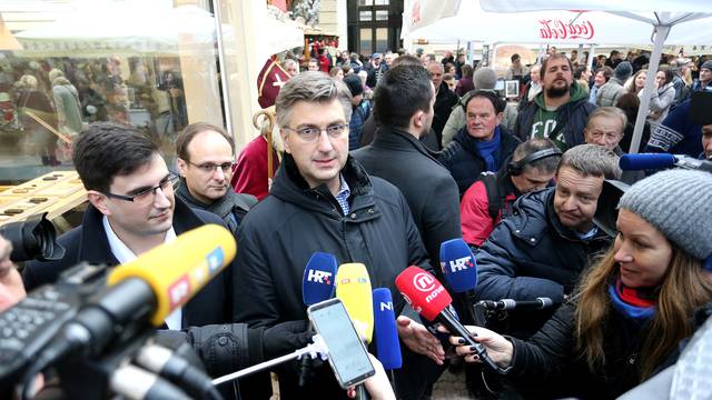 Zagreb: Premijer na Badnjak u BogoviÄevoj poput zvijezde, okupljeni poÅ¾eljeli selfie