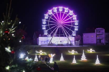 FOTO Advent u Karlovcu nikad nije bio sjajniji - panoramski kotač je pravi hit!