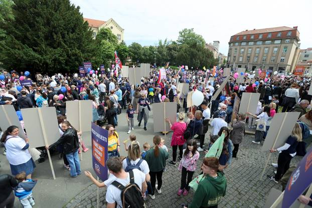 Zagreb: Okupljanje sudionika Hoda za život ispred HNK