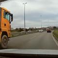 VIDEO Snimka iz Splita ledi krv u žilama: 'Jedan od jačih kontraša. Oduzeti mu vozačku!'