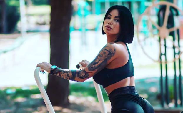 FOTO Sudionici reality showa na dvorištu pukao silikon stražnjice