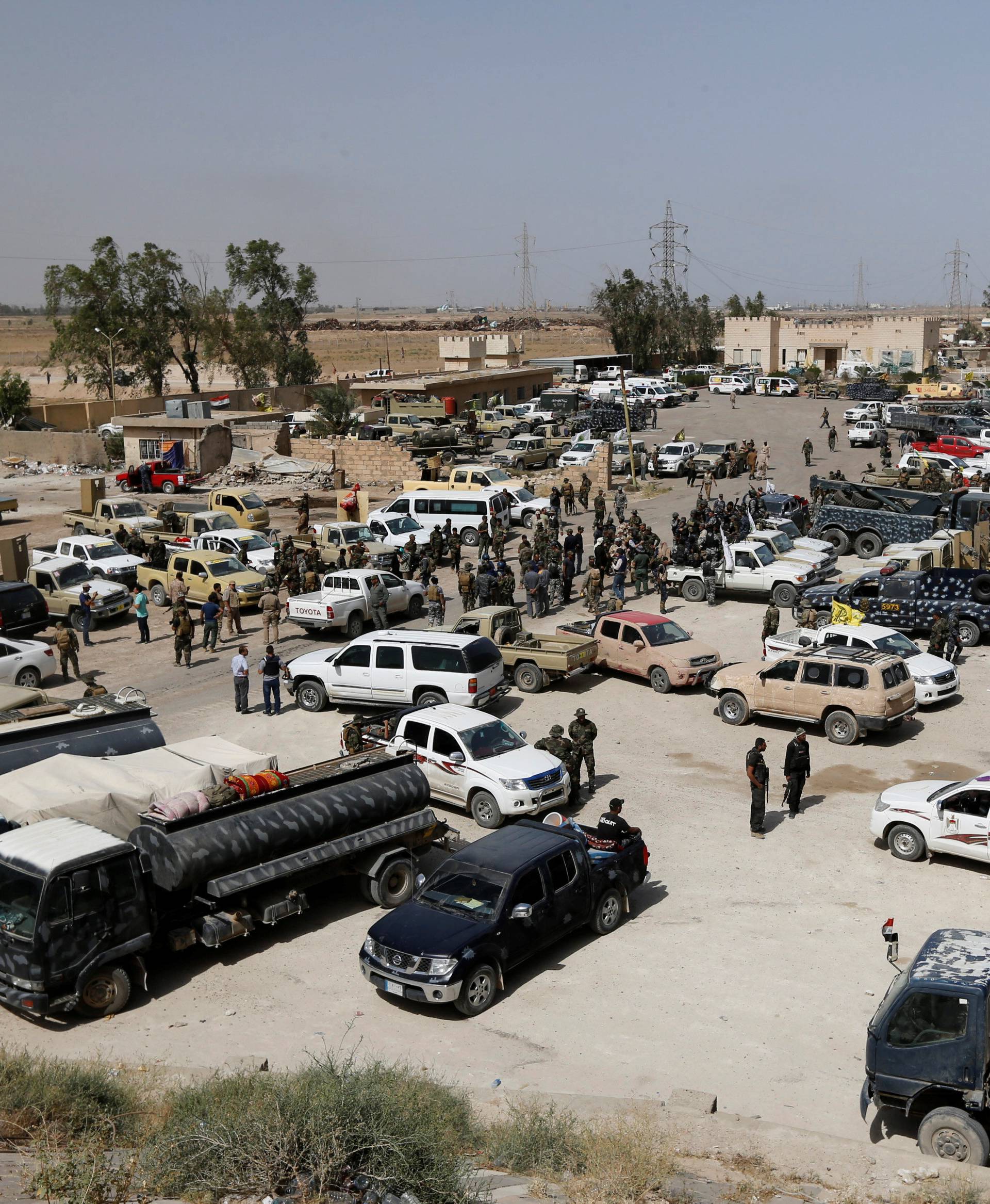 Shi'ite fighters with Iraqi security forces gather near Falluja