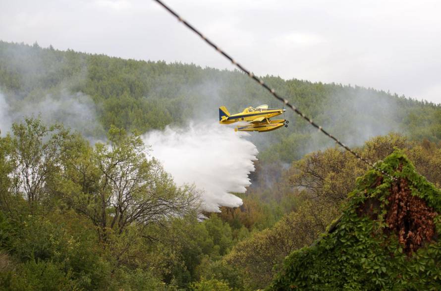 Kanader se bori s poÅ¾arom na nepristupaÄnom terenu pored Skradina