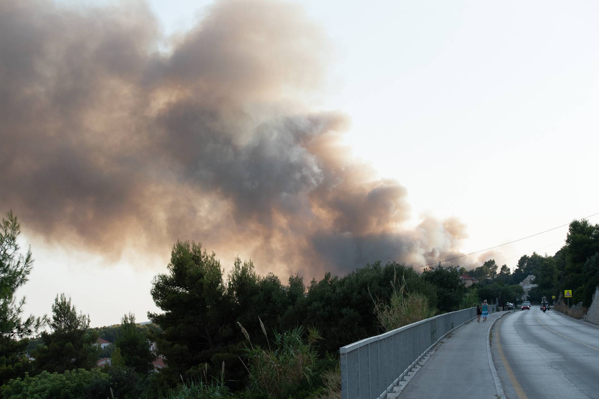 U blizini Trogira izbio požar, u gašenju pomažu i tri protupožarna aviona