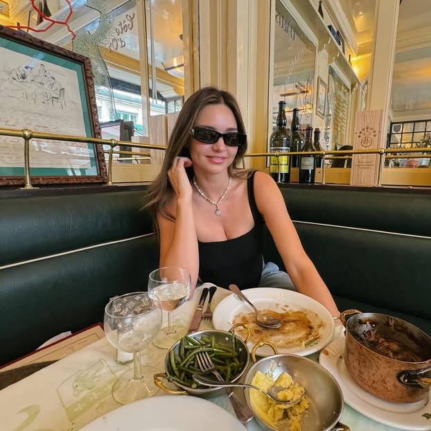 FOTO Slavna 'anđelica' pozirala je i gola, sudeći po fotkama za nju su godine zaista samo broj