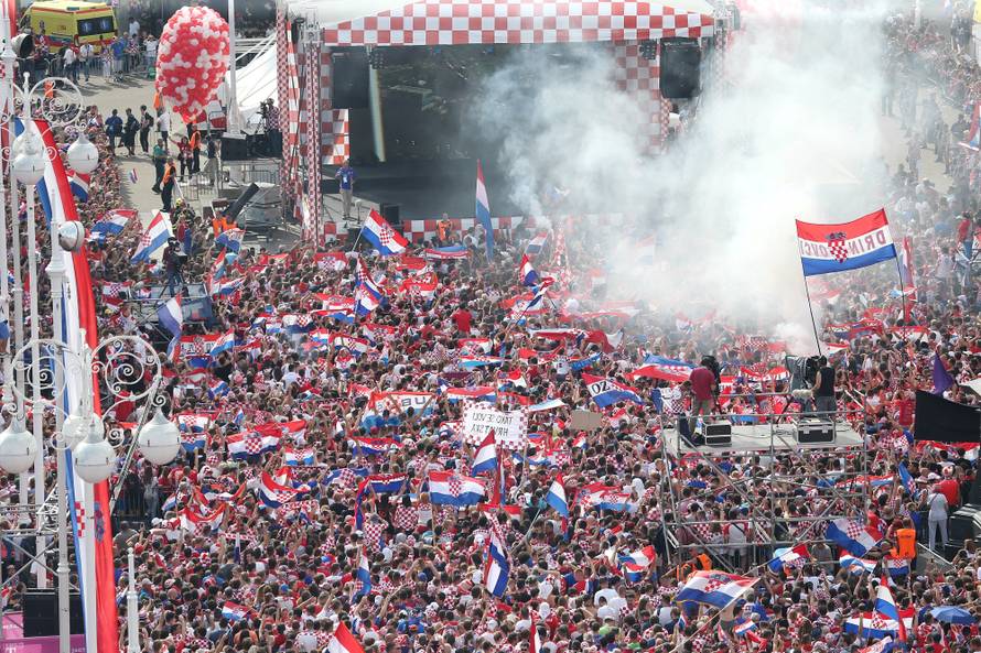 SveÄani doÄek Vatrenih na Trgu bana Josipa JelaÄiÄa