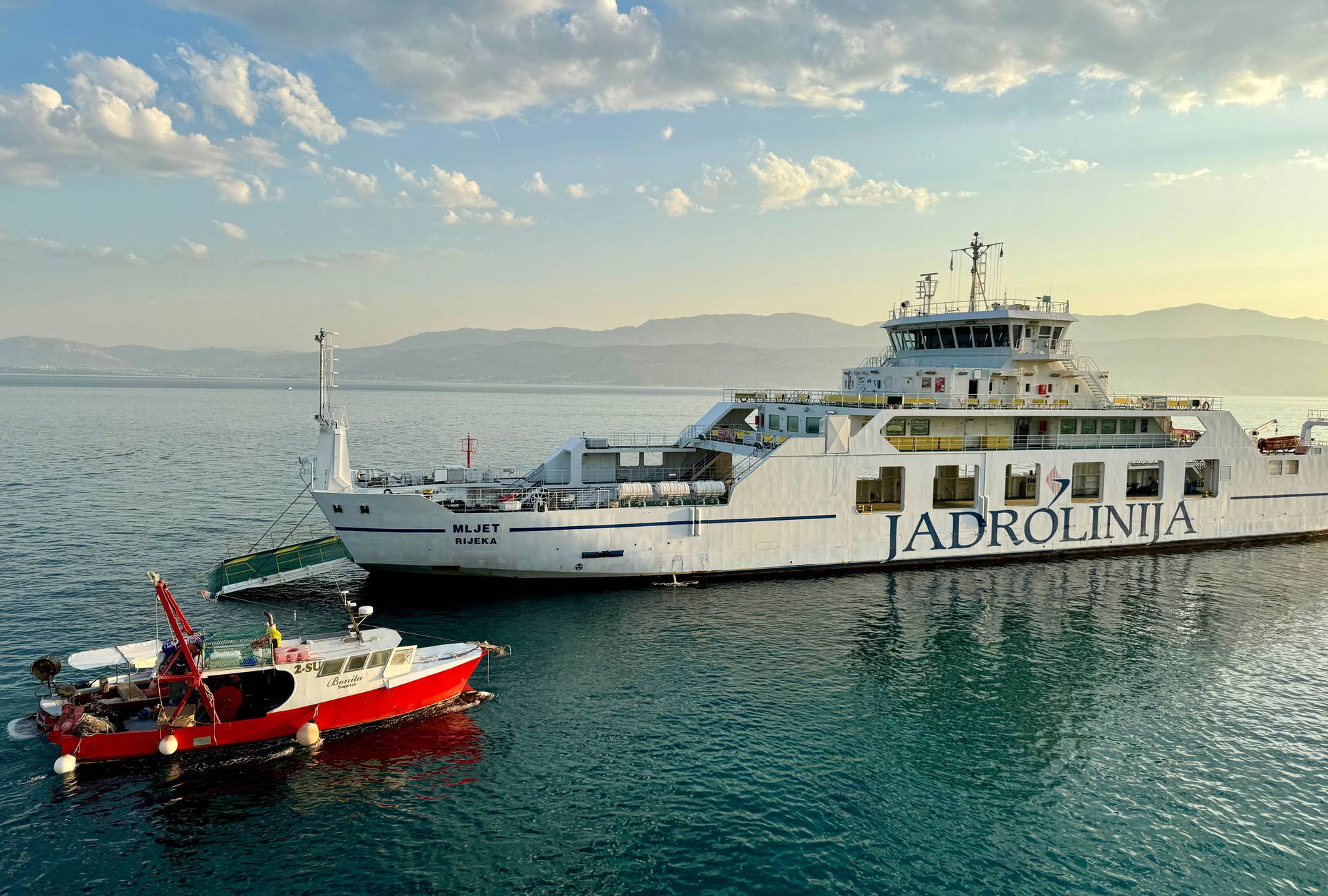 Supetar: Trajekt Mljet čija se rampa otvorila u plovidbi privezan je u luci