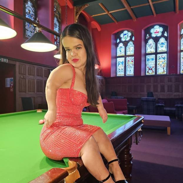 FOTO Visoka sam 112 cm i model sam! Ljudi govore nepristojne komentare kad vide mog dečka