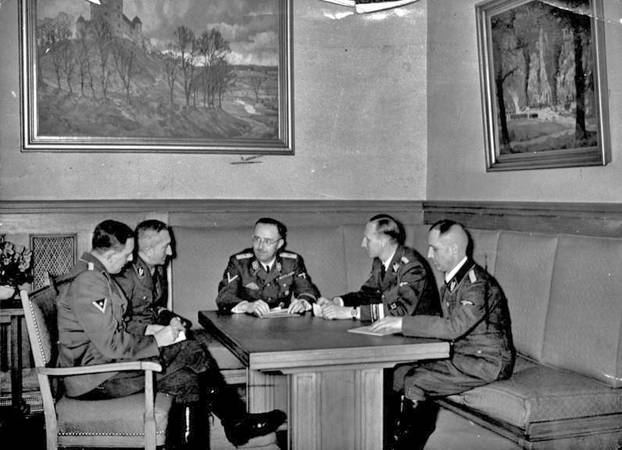 Besprechung Himmler mit Müller, Heydrich, Nebe, Huber