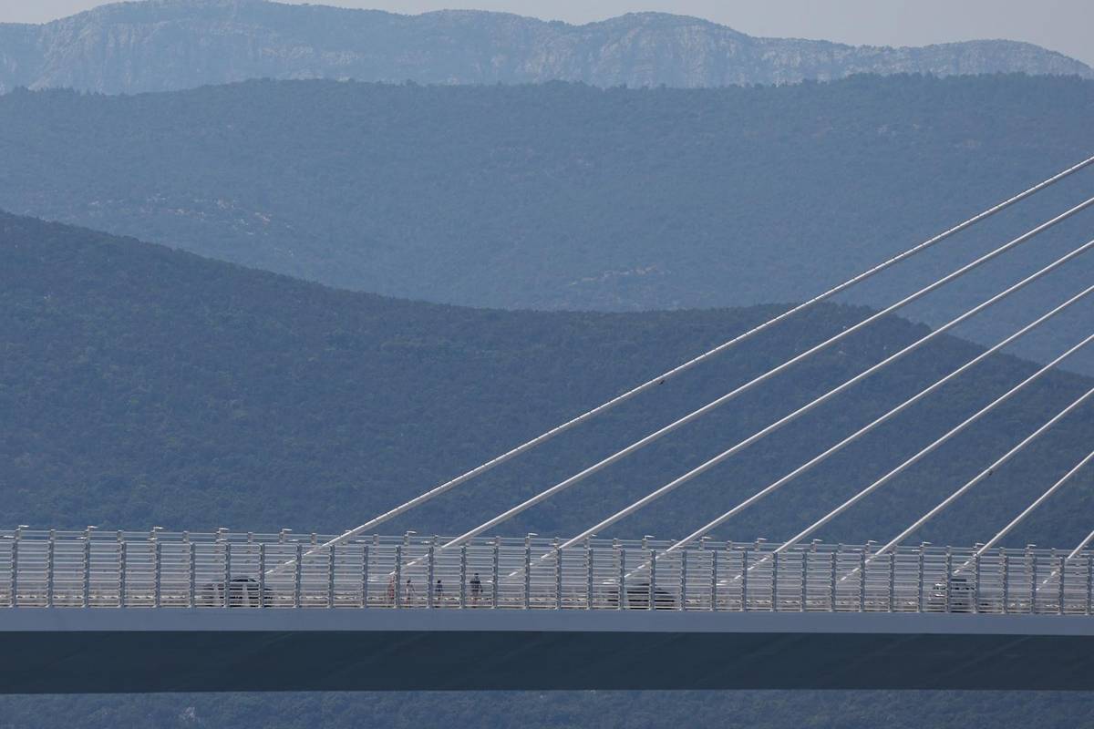 HC poslao upozorenje pješacima i vozačima: Evo što ne smijete raditi na Pelješkom mostu