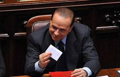 Berlusconi na sjednici opet koketirao sa zastupnicama