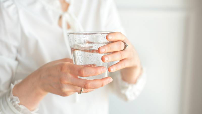 Stručnjaci otkrili: Je li sigurno piti vodu staru jedan dan?