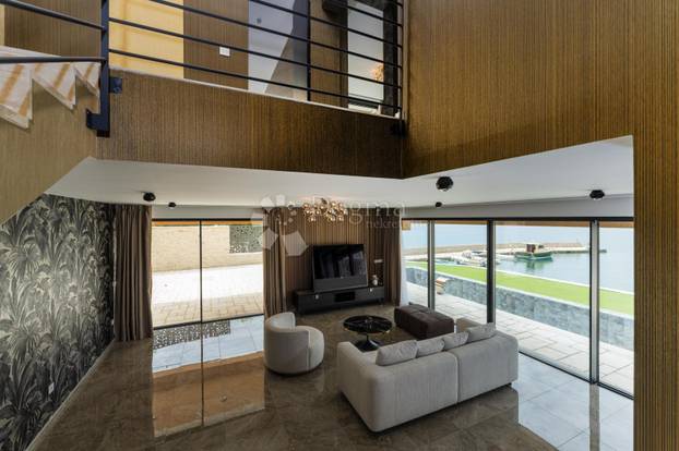 FOTO Pogledajte James Bond vilu u Ražancu! Prodaje se, a oglas je teško prepričati...