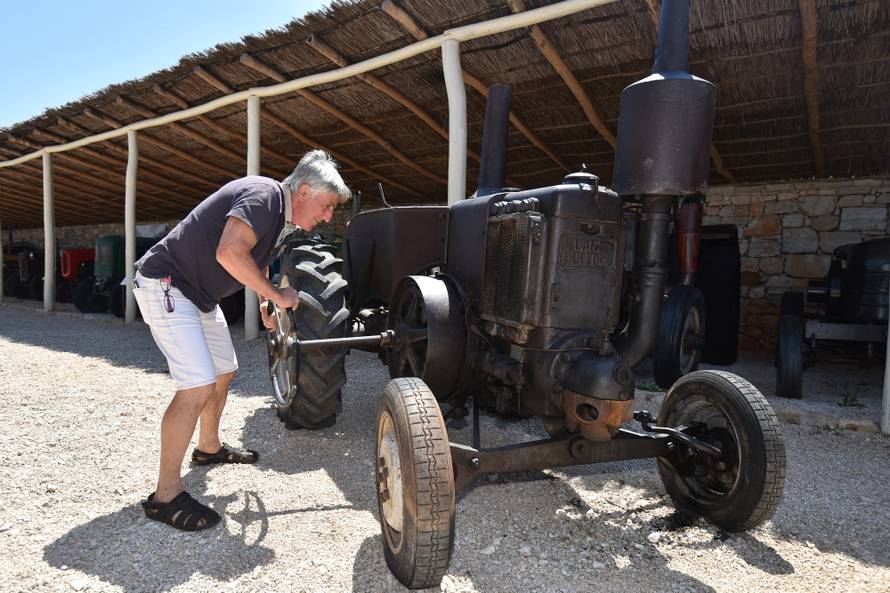 Silvio je naš kralj traktora: U kolekciji ima Ferrari, Porsche...