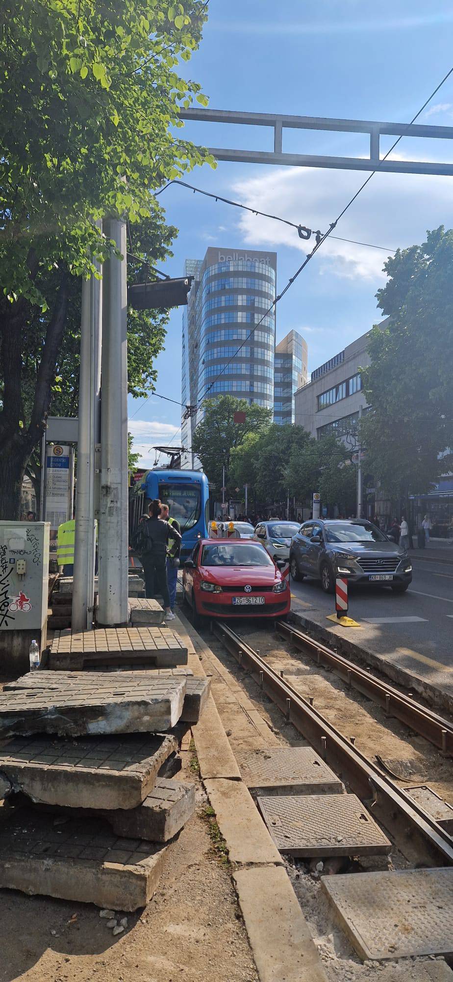 Kolaps na Savskoj: Auto upao u radove na tračnicama pa blokirao tramvajski promet