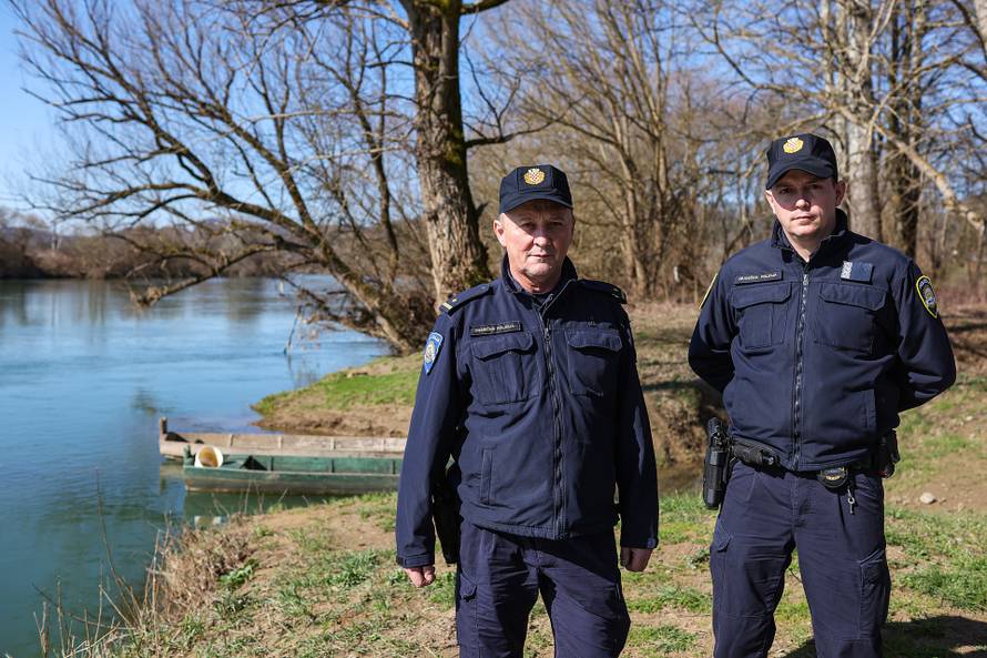 24sata Hrvatska Kostajnica: Policajci koji su prvi pronašli migrante koji su spašeni iz rijeke Une