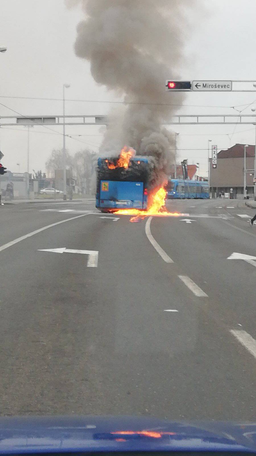 ZET-ov bus u plamenu: 'Svi su putnici uspjeli istrčati van...'