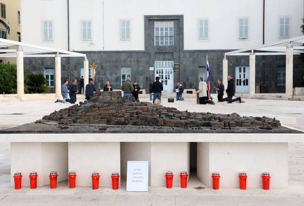 Šibenik: Molitelji krunice ispred Gradske uprave