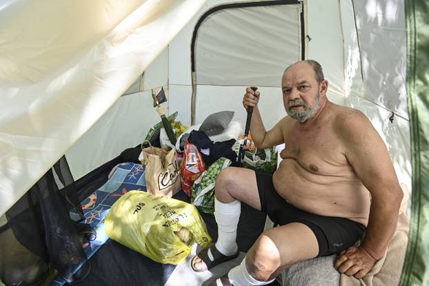 Zagreb:  Ivan  živi u šatoru na Bundeku sa svojim psom Barnyem