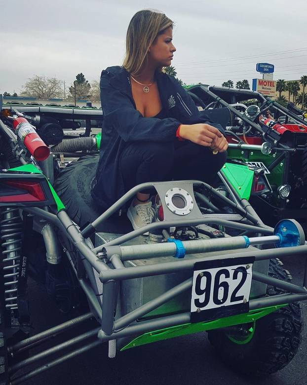 FOTO Paklena je za volanom, a tek kad skine gaćice i grudnjak