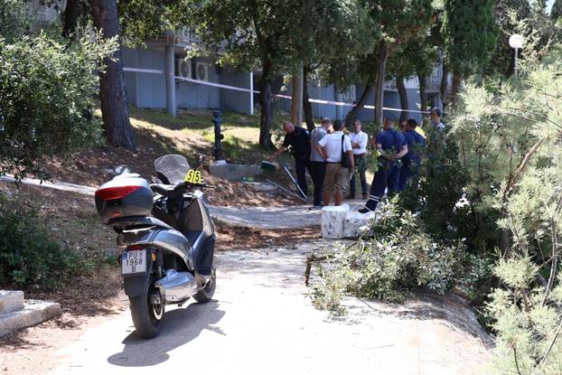Pula: Kamion za smeće tvrtke Herculanea otklizao u more na Zlatnim stijenama