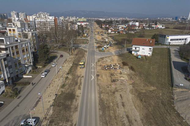Pogled iz zraka na rekonstrukciju Sarajevske ulice u Zagrebu i prvo proširenje tramvajske pruge nakon 20 godina