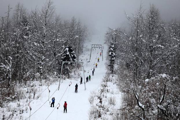 Mrkopalj: Mnogobrojni skijaši pohrlili na uživanje u snijegu u goranskom skijalištu Čelimbaša