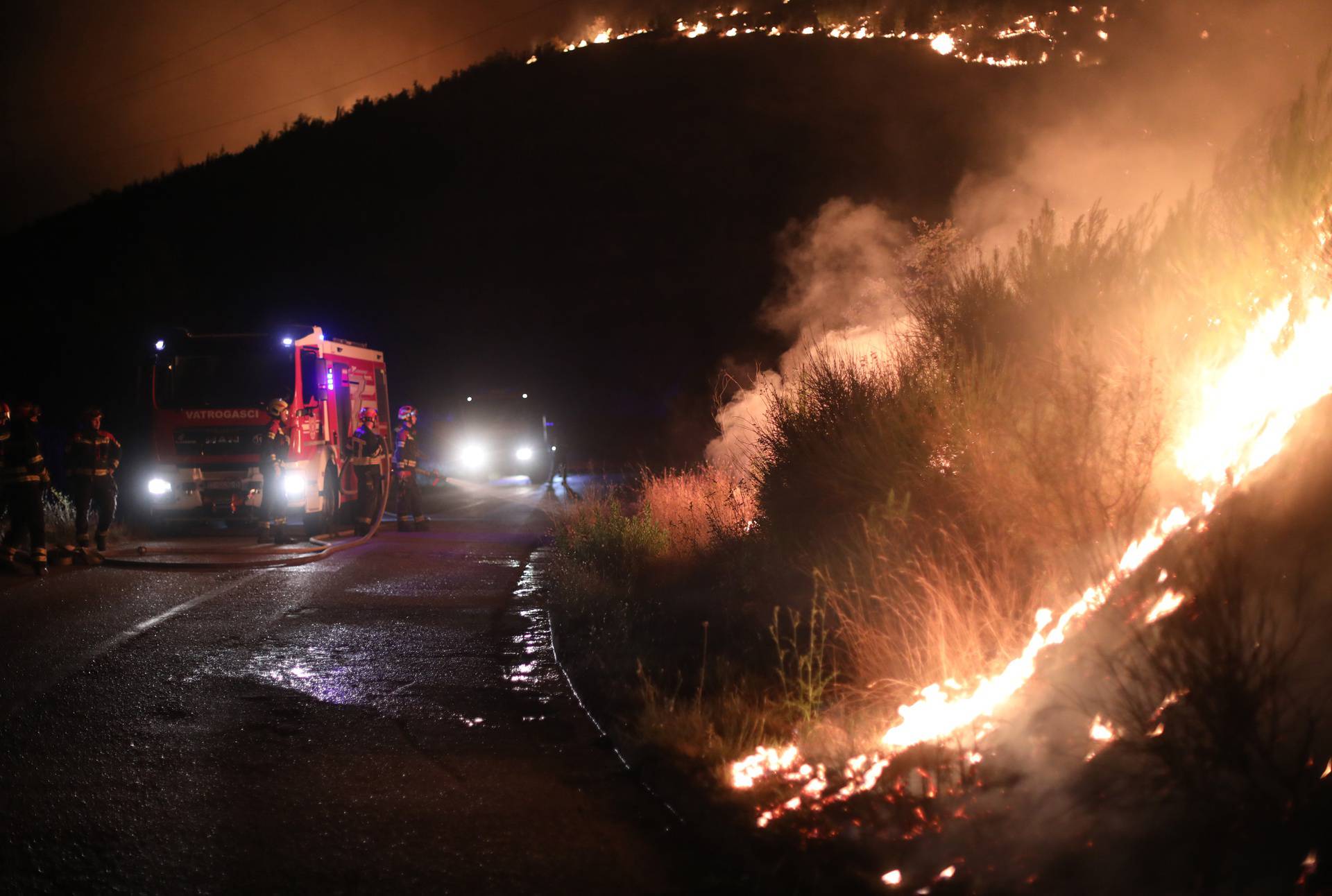 Jak vjetar stvara poteškoće vatrogascima na požarištima kod Žrnovnice, Srinjina i Sitnog Donjeg