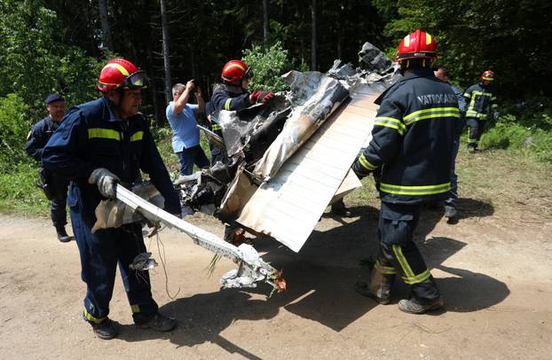 Helikopterom izvučeni dijelovi aviona u kojem su život izgubile četiri osobe