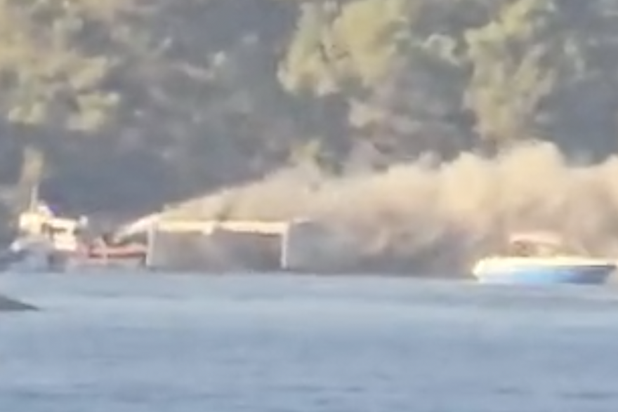 Zapalio se katamaran kod Hvara