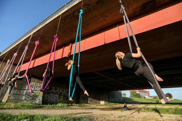 Čarobni ples na svili: Predivne siluete ispod mosta Mladosti