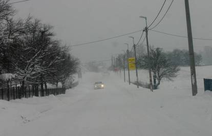 Bura zatvarala autocestu, radi snijega otežan promet