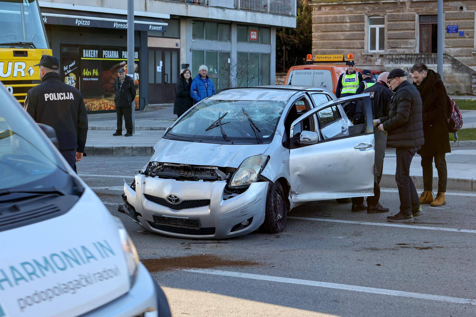 Prometna nesre?a u Zadru, auto u kojem su bili žena i dijete okrenuo se na krov