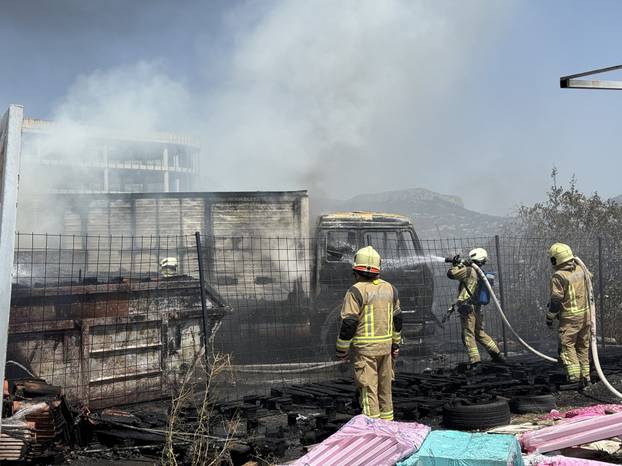 Split: Izbio požar na Stinicama, gorjelo smeće i vozilo