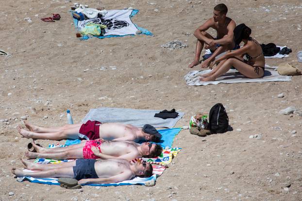 Plaže u Dubrovniku pune su kupača 