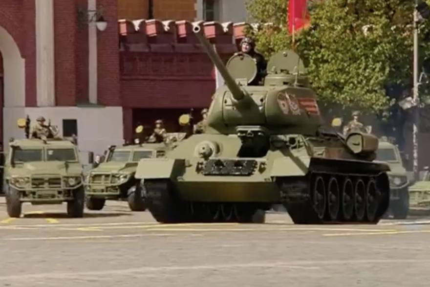 Nikad skromnija parada u Moskvi: Usamljeni T-34 tenk predvodio malenu kolonu vozila