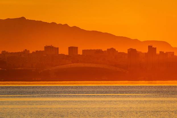 Kaštel Stari: Izlazak Sunca nad Splitom