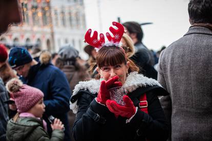 FOTO Blagdanska čarolija na splitskim Prokurativama: Grad pun ljudi, veselje i božićni duh