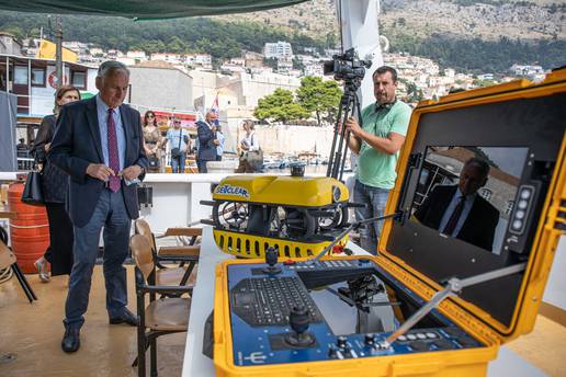 U Dubrovniku predstavili prvog autonomnog robota u svijetu za prikupljanje otpada iz mora