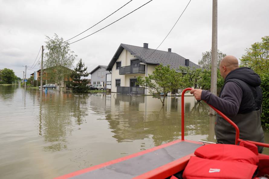 Karlovac: Vatrogasci i Crveni križ dostavljaju kruh građanima koji su u svojim kućama