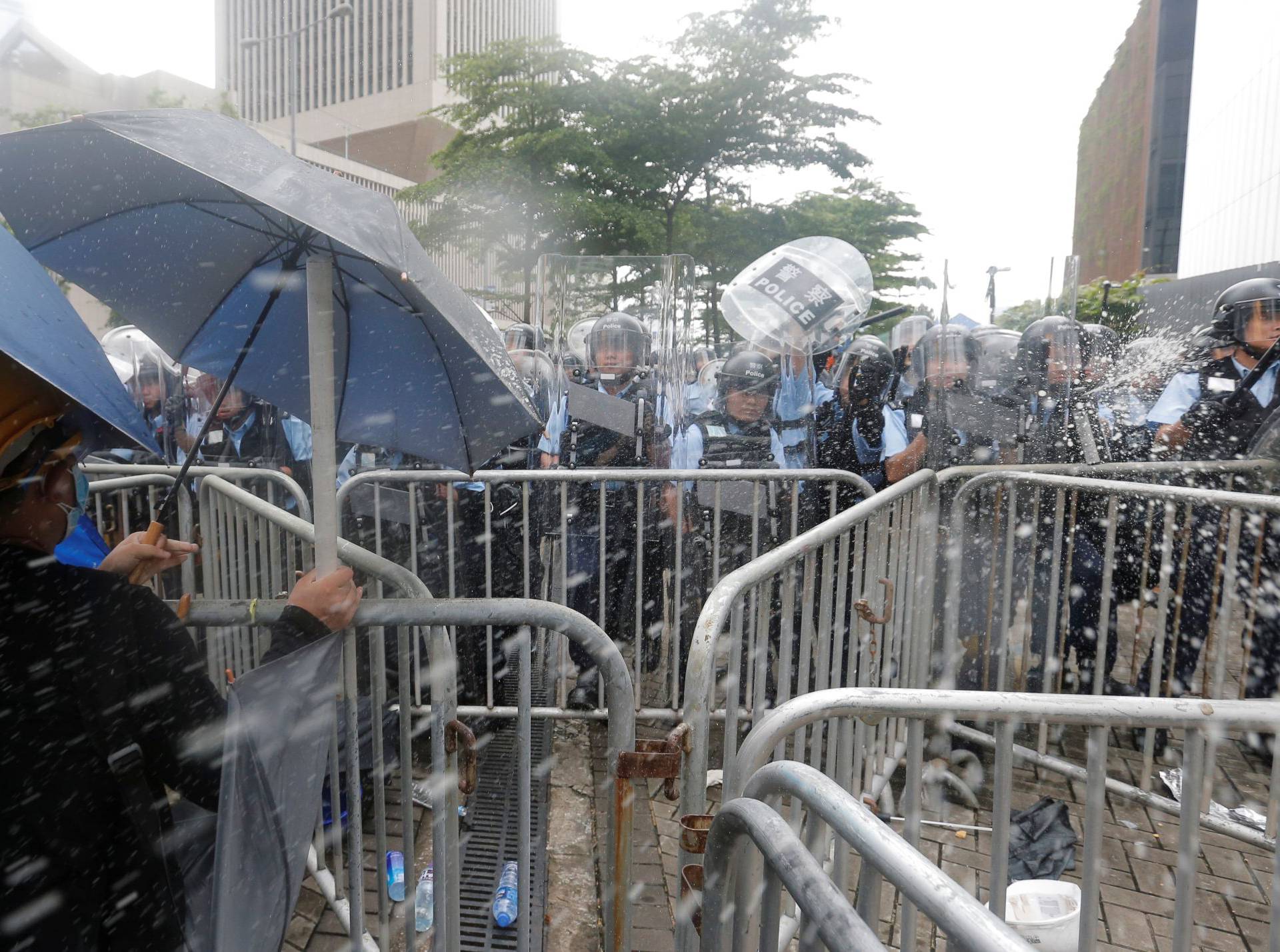 Veliki nemiri u Hong Kongu: Suzavcem gađaju prosvjednike