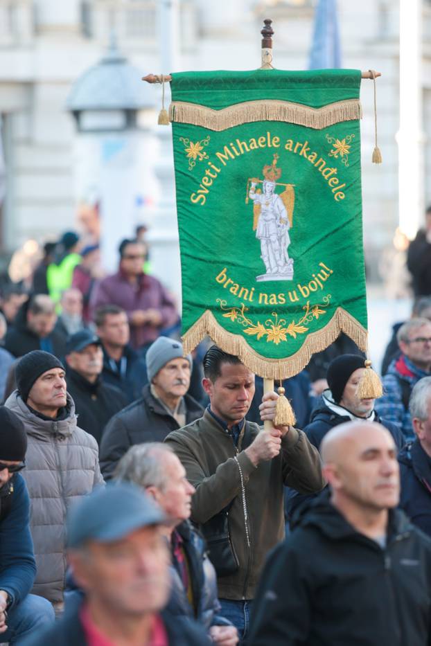 Zagreb: Molitelji krunice na Trgu bana Jelačića