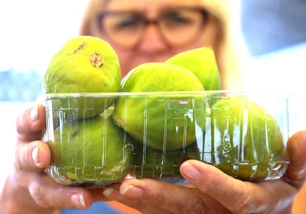 Šibenik: Na tržnicu stigle smokve po cijeni od 4-6 eura po kilogramu